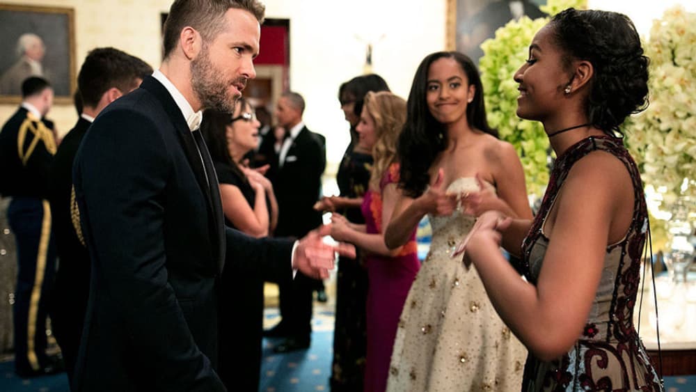 Les filles du président Obama, à leur premier dîner d'Etat, à la Maison blanche, avec l'acteur canadien Ryan Reynolds. Les filles du président Obama, à leur premier dîner d'Etat, à la Maison blanche, avec l'acteur canadien Ryan Reynolds.