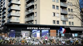 Des fleurs et des messages de soutien devant l'Hyper Cacher de la porte de Vincennes, le 23 janvier 2015