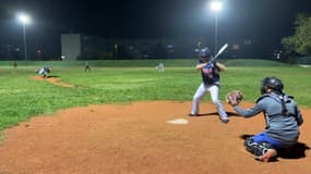 Les membres du club de baseball Asul Bron-Saint-Priest en entraînement au stade Léo Lagrange de Bron (Rhône) en novembre 2023.