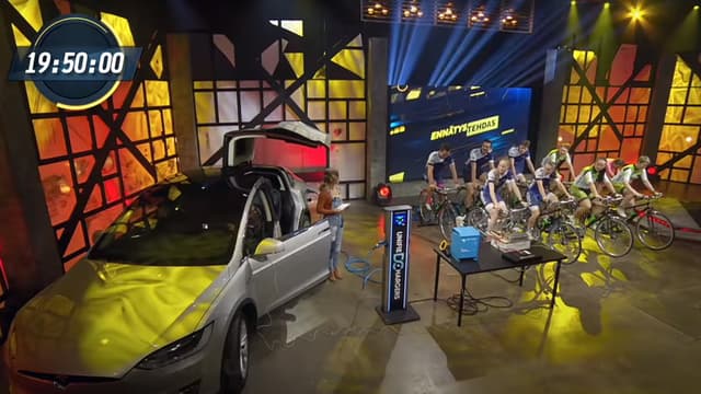 Une émission finlandaise a convié neuf cyclistes pour recharger une Tesla.