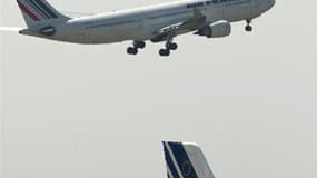 Air France est assurée d'obtenir ce vendredi la signature de son plan de restructuration par suffisamment des syndicats du personnel au sol, mais des blocages subsistent du côté des personnels navigants qui négocient encore. /Photo d'archives/REUTERS/Gonz