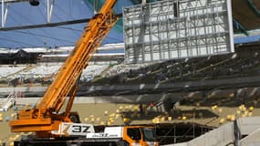 Une grue en action dans un stade brésilien.