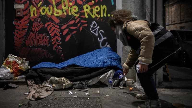Une bénévole aide une personne sans-abri à Bordeaux, le 11 décembre 2022 (illustration)
