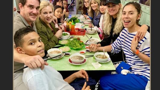 Laeticia Hallyday et ses proches, au Vietnam, dans une story Instagram d'Hélène Darroze.