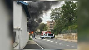 Un bus TCL a pris feu à Saint-Genis-Laval ce mardi. 