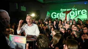 Emmanuel Grégoire, député socialiste et candidat à la mairie de Paris, prononce un discours lors d'une réunion de la gauche unie à La Bellevilloise, à Paris, le 14 janvier 2026.