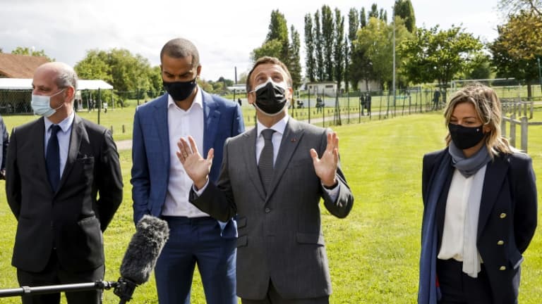 Le président Emmanuel Macron (C) avec l'ancien basketteur Tony Parker (2eG) et le ministre de l'Education Jean-Michel Blanquer (G) au stade municipal de Pont-Sainte-Marie (Aube), le 19 mai 2021