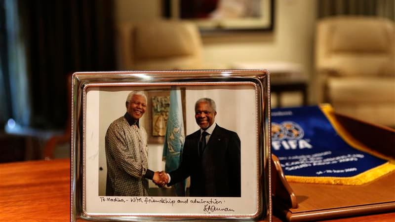 L'état de santé de Nelson Mandela (ici avec l'ancien secrétaire général de l'Onu Kofi Annan) n'a guère évolué et l'ancien président sud-africain est toujours dans un état jugé "grave mais stable". /Photo prise le 11 juin 2013/REUTERS/Siphiwe Sibeko