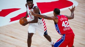 Thomas Bryant (de face) lors du match de ses Washington Wizards face aux Philadelphie Sixers dans la "bulle" NBA en Floride
