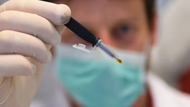Un biologiste travaille sur un test salivaire "rapide" EasyCov, développé par le laboratoire Sys2Diag, le 30 avril 2020 à Montpellier