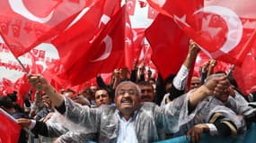 Des supporters de l'AKP, le parti du président turc Recep Tayyip Erdogan, lors d'un meeting à Ankara, le 5 juin. 