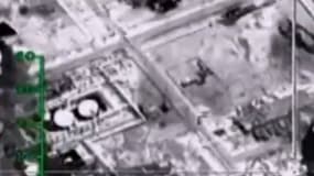 Capture d'écran faite à partir d'une vidéo datant du 23 novembre 2015 qui prétend montrer une explosion après des frappes aériennes menées par la force aérienne russe sur des combattants de l'EI dans la province syrienne de Deir Ezzor. (photo d'illustration)