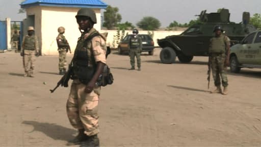 Soldats de l'armée nigériane, après le rapt des lycéennes dans le Nord-Est du pays.