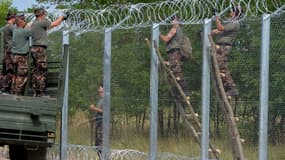 Le mur à la frontière entre la Hongrie et la Serbie