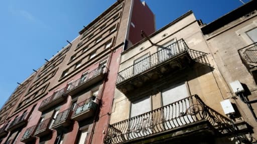 Certains propriétaires à renoncer à afficher des panneaux de vente ou de location, pour ne pas attirer l'attention des mafias à Barcelone, le 28 avril 2017