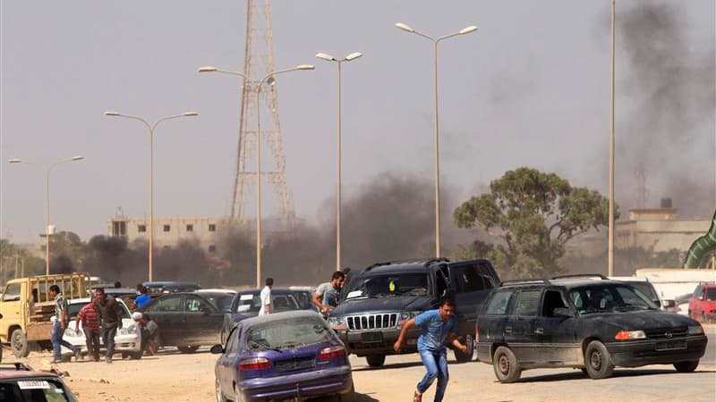 Vingt-cinq personnes sont mortes et des dizaines d'autres ont été blessées samedi à Benghazi, en Libye, lors d'affrontements entre des manifestants et une milice. Les manifestants exigeaient la fin des milices qui n'ont toujours pas rendu leurs armes près