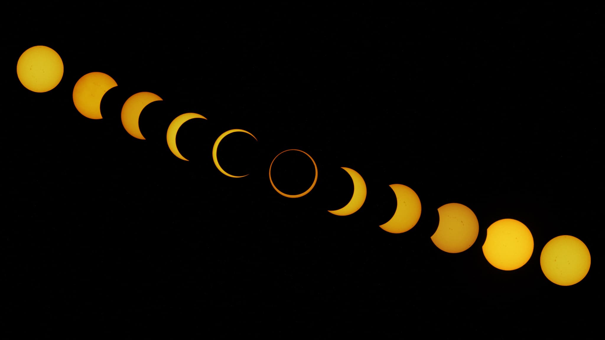 Les différentes étapes d'une éclipse annulaire de soleil, le mercredi 2 octobre 2024, vue depuis l'île de Pâques Les différentes étapes d'une éclipse annulaire de soleil, le mercredi 2 octobre 2024, vue depuis l'île de Pâques