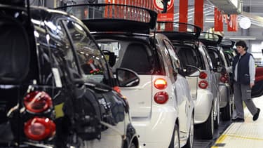Une salariée sur une ligne de production de la Smart ForTwo, dans l'usine de Hambach (est de la France) le 11 décembre 2012.