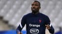 L'attaquant français Marcus Thuram s'échauffe avant le match amical entre la France et la Finlande, à Saint-Denis, le 11 novembre 2020