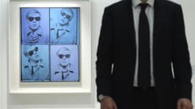Le tout premier autoportrait d'Andy Warhol, exposé à Londres en avril. L'oeuvre baptisée "Autoportrait" a trouvé preneur pour 38,44 millions de dollars mercredi lors d'une vente aux enchères à New York. /Photo prise le 15 avril 2011/REUTERS/Luke MacGregor