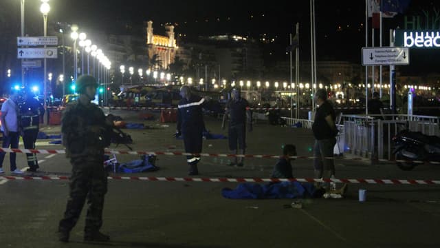 Des soldats , des policiers et des pompiers sur Promenade des Anglais, le 15 juillet 2016, à Nice où au moins 84 personnes
ont été tuées lors d'un attentat.