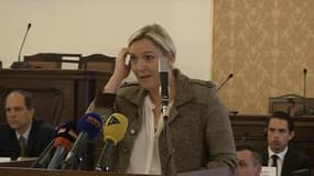 Marine Le Pen chahutée à Prague: "vos opposants sont habillés"