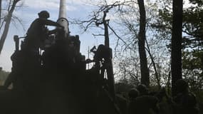Des militaires ukrainiens de la 43e brigade d'artillerie tirent en direction des positions russes sur une ligne de front dans la région de Donetsk, le 27 septembre 2024, dans le cadre de l'invasion russe de l'Ukraine.