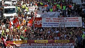 A Marseille, lors de la manifestation contre la réforme des retraites. Un million de personnes ont manifesté jeudi en France contre la fin de la retraite à 60 ans selon les syndicats mais le porte-parole du gouvernement, Luc Chatel, a estimé que la mobili