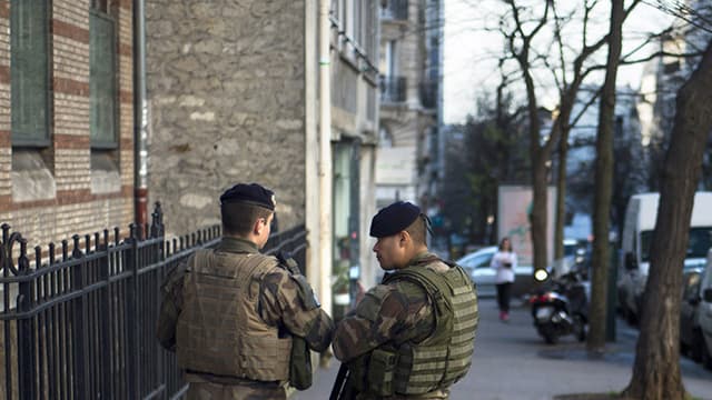 Des militaires patrouillent devant une école à Paris, le 14 janvier 2015 (Photo d'illustration)