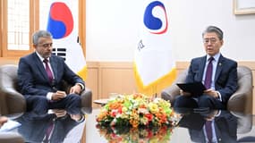 Le vice-ministre sud-coréen des Affaires étrangères Kim Hong-kyun (à droite) s’adressant à l’ambassadeur russe en Corée du Sud Georgy Zinoviev (à gauche) au ministère des Affaires étrangères à Séoul après que la Corée du Sud a convoqué l’ambassadeur russe. Le 21 octobre 2024.