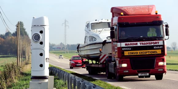 Un camion passe devant une borne écotaxe, à Lisieux, en novembre dernier.