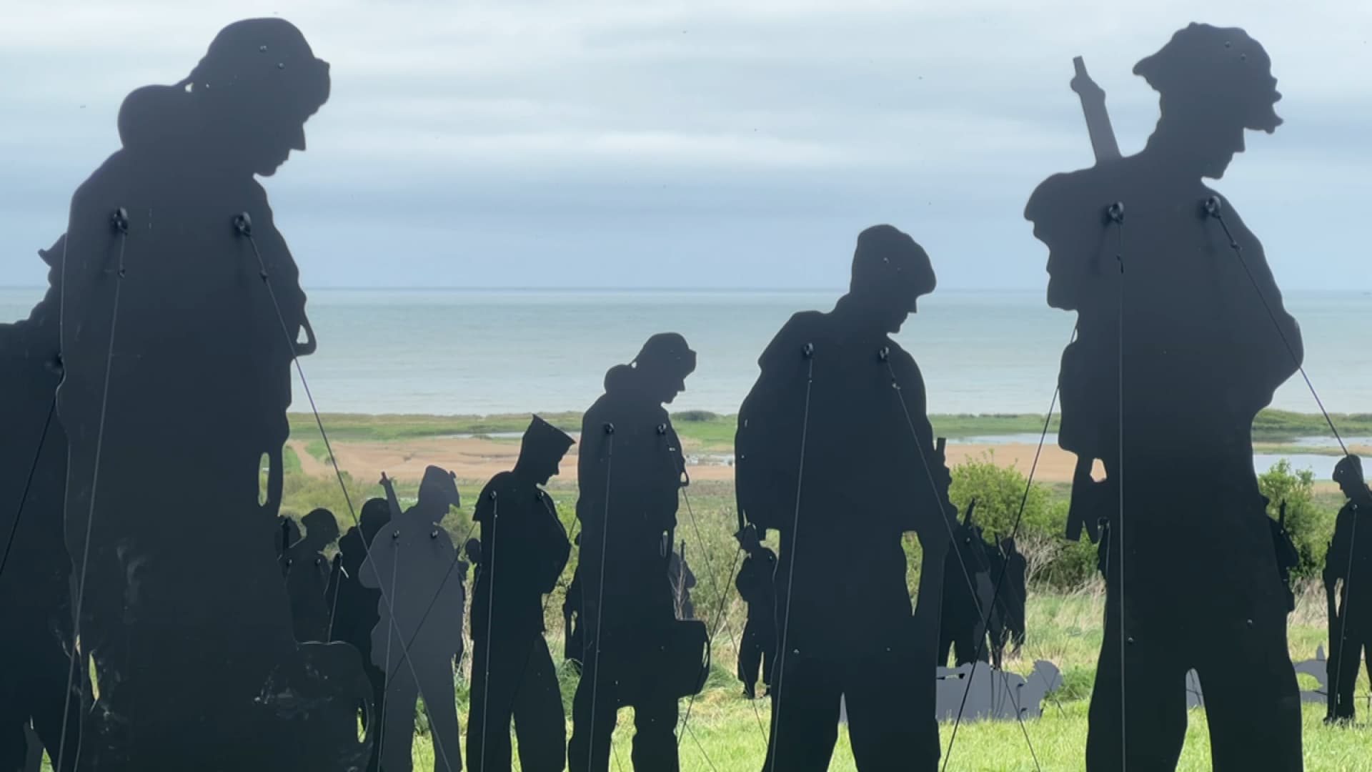 Des silhouettes de 2 mètres de haut sont installées à Ver-sur-Mer. Des silhouettes de 2 mètres de haut sont installées à Ver-sur-Mer.