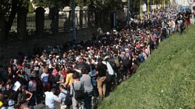 Des centaines de migrants quittent la zone de transit de la gare de Budapest, le 4 septembre  