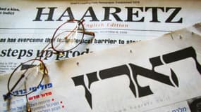 Deux éditions du journal israéliens Haaretz, en anglais et en hébreu, datant du 8 novembre 2006.