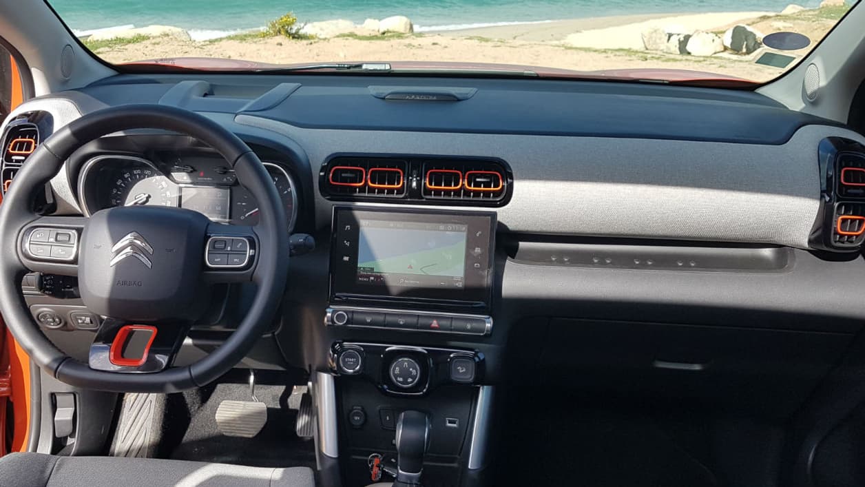 L'intérieur de ce C3 Aircross offre un bon niveau d'équipements que ce soit en termes de confort, de sécurité ou d'info-divertissement. L'intérieur de ce C3 Aircross offre un bon niveau d'équipements que ce soit en termes de confort, de sécurité ou d'info-divertissement.