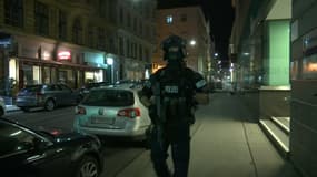 Un policier à Vienne, où s'est déroulée une fusillade le 2 novembre 2020