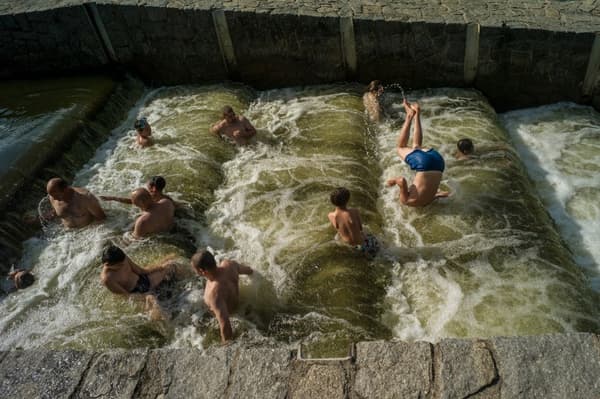 Dans le village tchèque de Dobřichovice, les gens préfèrent se baigner dans la Berounka, à 20 km de Prague. Dans le village tchèque de Dobřichovice, les gens préfèrent se baigner dans la Berounka, à 20 km de Prague.