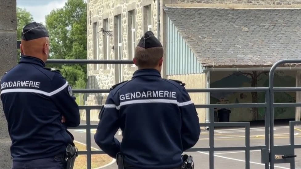 "TOUJOURS POSITIVE, SPONTANÉE": LES PROCHES DE L'ENSEIGNANTE QUI S'EST SUICIDÉE TÉMOIGNENT DE LEUR CHOC