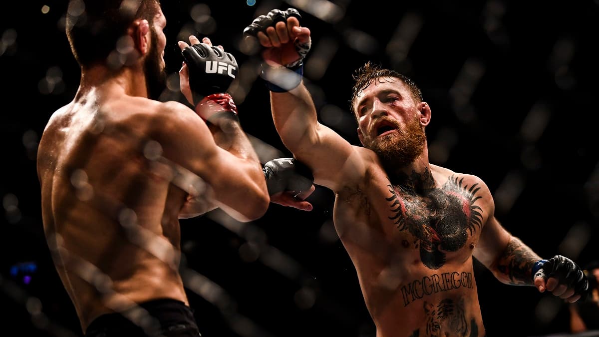 Conor McGregor (de face) lors de son dernier combat à l'UFC contre Khabib Nurmagomedov en octobre 2018 Conor McGregor (de face) lors de son dernier combat à l'UFC contre Khabib Nurmagomedov en octobre 2018
