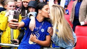 Sam Kerr, star de Chelsea, et sa partenaire Kristie Mewis, joueuse de West Ham, le 15 mai 2022