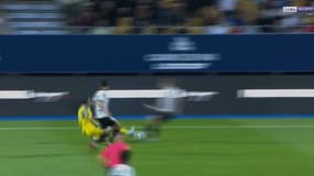 Le tacle de Joseph Kalulu lors de Pau-Red Star, le 12 septembre 2025.