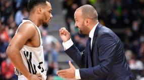 L'ASVEL du coach Terence Parker livrant ses consignes à Elie Okobo en match d'Euroligue le 1er octobre 2021 à Villeurbanne, a surlassé Dijon en championnat Elite