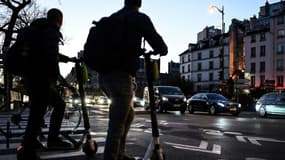 Des personnes à vélo et en trottinette électrique dans une rue de Paris, le 10 décembre 2019