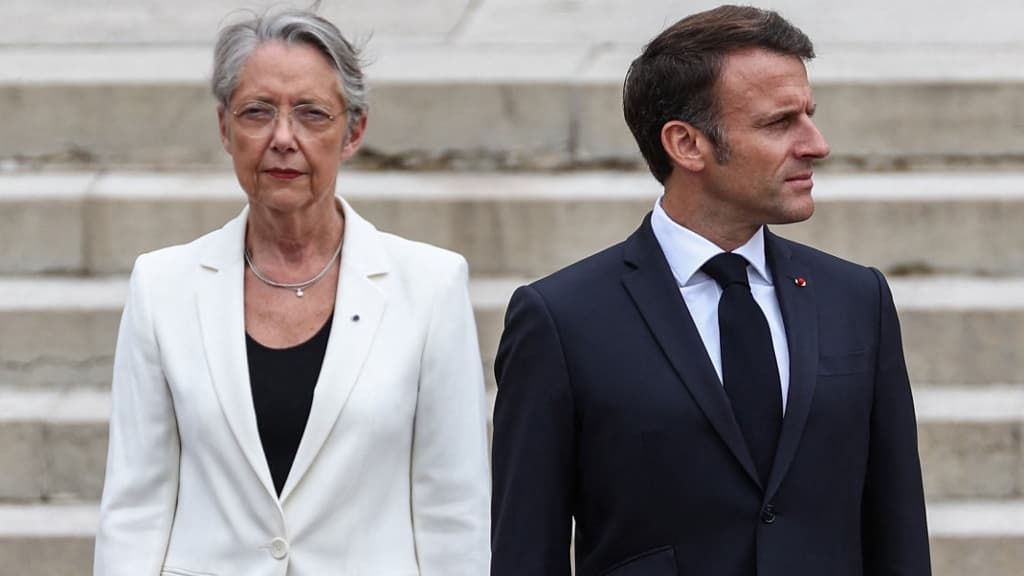 Élisabeth Borne et Emmanuel Macron le 8 mai sur les Champs-Élysées (Paris) lors des cérémonies du 8 mai 2023 