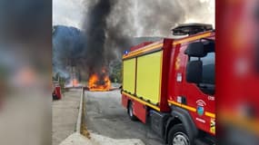 Un poids lourd a pris feu au niveau du péage de la Turbie (Alpes-Maritimes), le 24 octobre 2022.