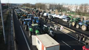 Des autoroutes bloquées par les agriculteurs.