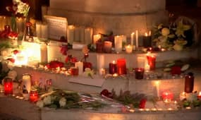 Fleurs et bougies déposées mardi 26 juillet 2016 devant la mairie de Saint-Etienne-du-Rouvray, en hommage au prêtre égorgé