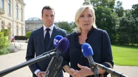 Marine Le Pen et Jordan Bardella, du Rassemblement national, font une déclaration à la presse après une rencontre avec le président Emmanuel Macron à l'Elysée, le 26 août 2024 à Paris
