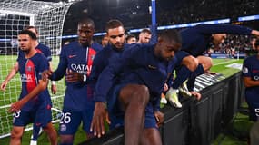Ousmane Dembélé et Layvin Kurzawa vont fêter avec les supporters la victoire du PSG-OM (4-0, 6e journée de L1), le 24 septembre 2023