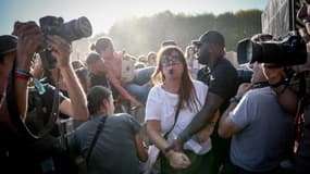 Une manifestante est expulsée par la sécurité après avoir tenté d'interrompre le concert de Kneecap à Rock en Seine le 24 août